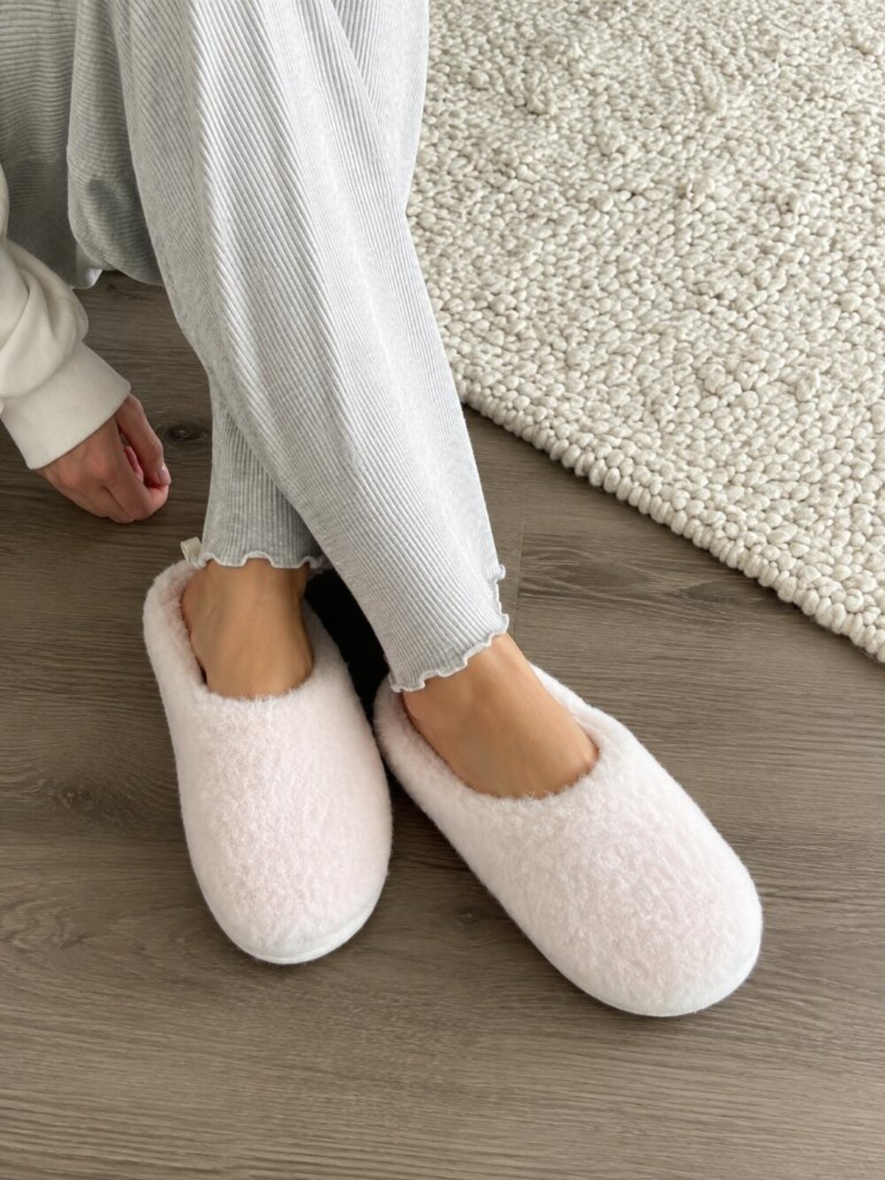 Cute Pink Fuzzy House Slippers Women’s Size 8-9 Cozy Plush Slip Ons